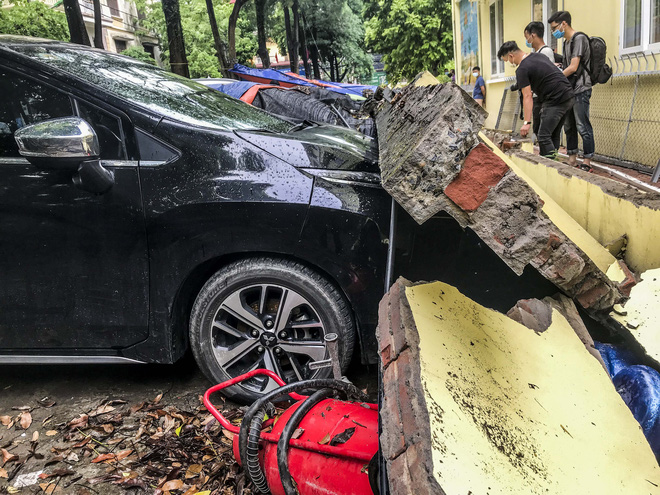Hiện trường bức tường đổ sập đè trúng 12 ô tô ở Hà Nội-11