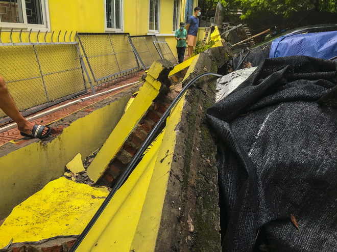 Hiện trường bức tường đổ sập đè trúng 12 ô tô ở Hà Nội-13