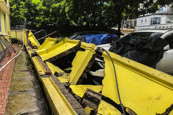 Clip: Bức tường bất ngờ đổ sập, suýt đè trúng 3 người đàn ông-1