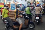 Sáng đầu tiên áp Chỉ thị 16 ở Sài Gòn: Hàng chưa kịp về, giá rau vẫn cao-5