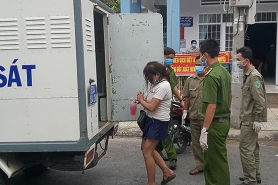 Một phụ nữ băng ngang điểm phong tỏa, giật cầu vai, cắn chiến sĩ công an