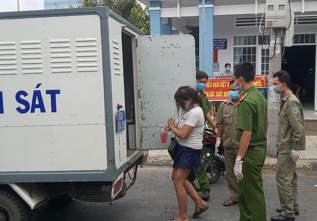 Một phụ nữ băng ngang điểm phong tỏa, giật cầu vai, cắn chiến sĩ công an-1