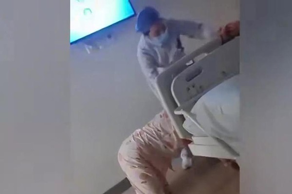 Vợ đau ốm bò trên sàn còn chồng thản nhiên ngồi nhìn, hình ảnh bức xúc khiến dân tình chỉ trích gã đàn ông tệ bạc-2