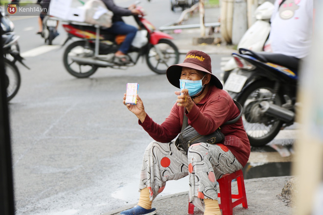 Người bán vé số bật khóc, cố bán những tờ cuối cùng trước giờ giãn cách: Mai dừng rồi, ngoại không biết lấy gì mà sống-3