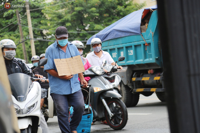 Người bán vé số bật khóc, cố bán những tờ cuối cùng trước giờ giãn cách: Mai dừng rồi, ngoại không biết lấy gì mà sống-8