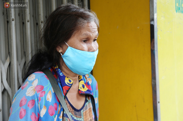 Người bán vé số bật khóc, cố bán những tờ cuối cùng trước giờ giãn cách: Mai dừng rồi, ngoại không biết lấy gì mà sống-10