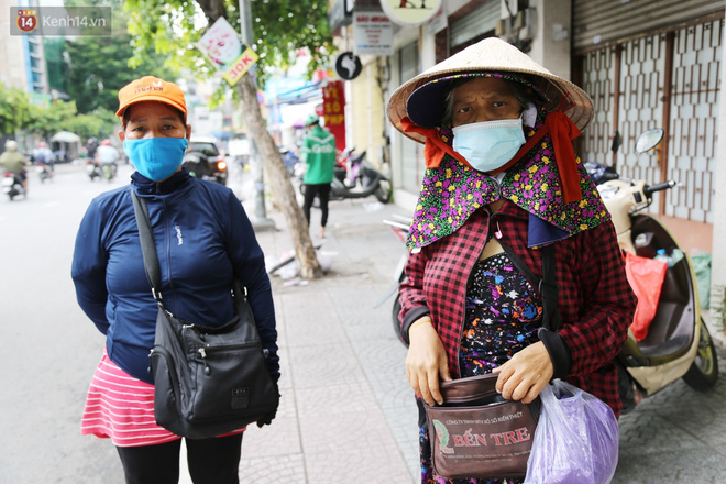 Người bán vé số bật khóc, cố bán những tờ cuối cùng trước giờ giãn cách: Mai dừng rồi, ngoại không biết lấy gì mà sống-13