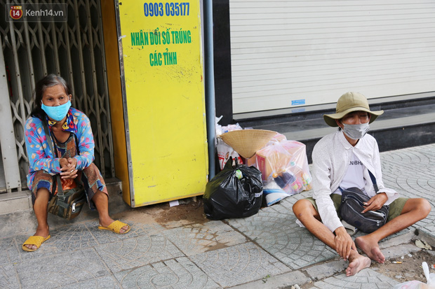 Người bán vé số bật khóc, cố bán những tờ cuối cùng trước giờ giãn cách: Mai dừng rồi, ngoại không biết lấy gì mà sống-15