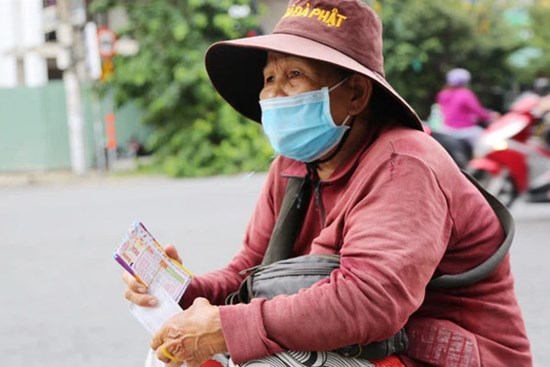 Người bán vé số bật khóc, cố bán những tờ cuối cùng trước giờ giãn cách: