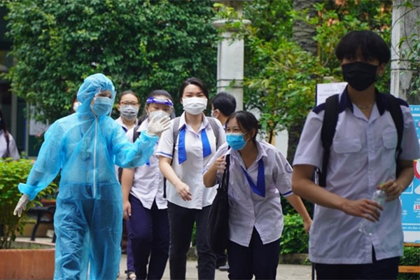 Thứ trưởng Bộ GD-ĐT thông tin về cơ hội thi đợt 2 của nam sinh đi muộn-2