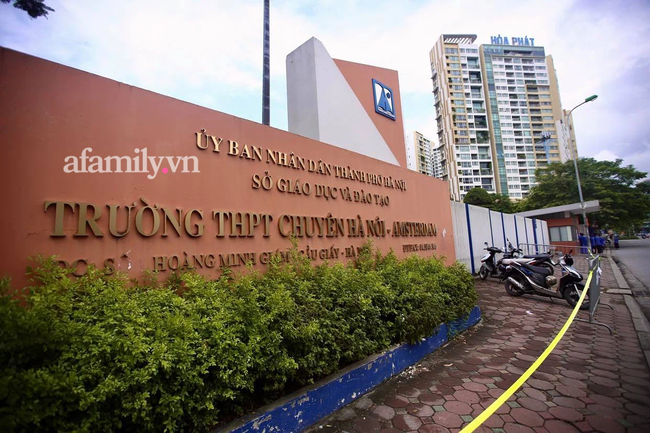 Thứ trưởng Bộ GD-ĐT thông tin về cơ hội thi đợt 2 của nam sinh đi muộn-1