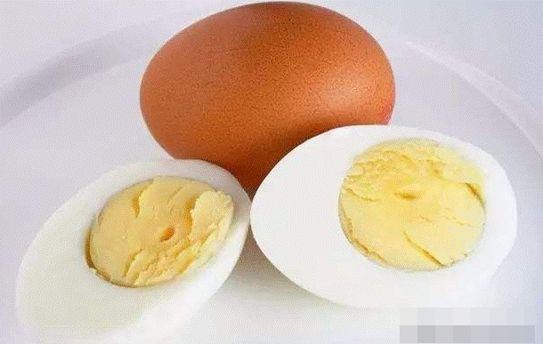 Trứng luộc khi bóc ra có một đốm đen nhỏ, vậy có ăn được không? Học theo cách này bạn sẽ không còn lo lắng về chất lượng của trứng-1