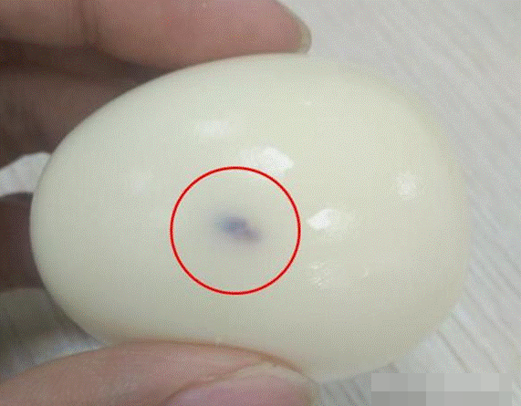Trứng luộc khi bóc ra có một đốm đen nhỏ, vậy có ăn được không? Học theo cách này bạn sẽ không còn lo lắng về chất lượng của trứng-3