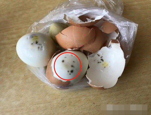 Trứng luộc khi bóc ra có một đốm đen nhỏ, vậy có ăn được không? Học theo cách này bạn sẽ không còn lo lắng về chất lượng của trứng-4