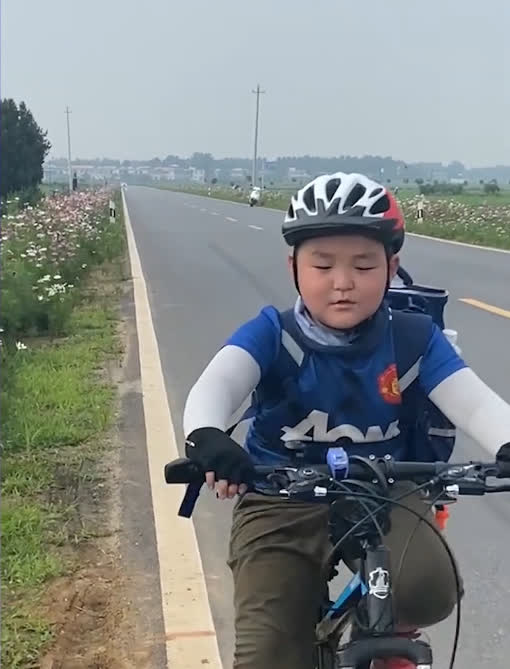 Bố bắt con trai 8 tuổi đạp xe 150 cây số trong 3 ngày để về nhà ngoại, nhìn hành trình của hai bố con mà ai cũng nể-1