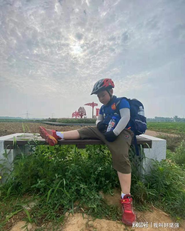 Bố bắt con trai 8 tuổi đạp xe 150 cây số trong 3 ngày để về nhà ngoại, nhìn hành trình của hai bố con mà ai cũng nể-3