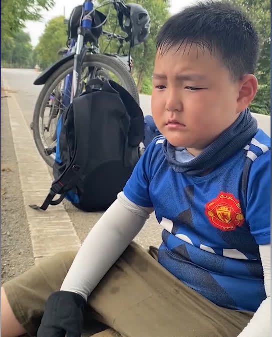 Bố bắt con trai 8 tuổi đạp xe 150 cây số trong 3 ngày để về nhà ngoại, nhìn hành trình của hai bố con mà ai cũng nể-4