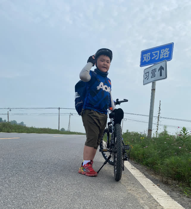 Bố bắt con trai 8 tuổi đạp xe 150 cây số trong 3 ngày để về nhà ngoại, nhìn hành trình của hai bố con mà ai cũng nể-5
