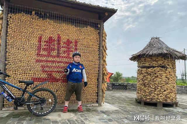 Bố bắt con trai 8 tuổi đạp xe 150 cây số trong 3 ngày để về nhà ngoại, nhìn hành trình của hai bố con mà ai cũng nể-6