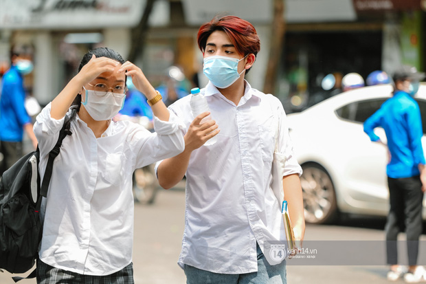 Tại sao Bộ GD&ĐT vẫn giữ kỳ thi tốt nghiệp THPT giữa mùa dịch Covid-19 nhiều diễn biến căng thẳng?-1