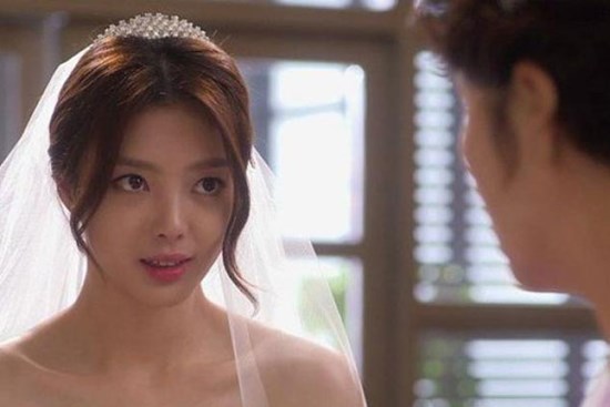 Đang thử váy cưới thì nhân vật có mối quan hệ mật thiết với chú rể xuất hiện khiến cô dâu đỏ mặt, tuyên bố hủy hôn lập tức