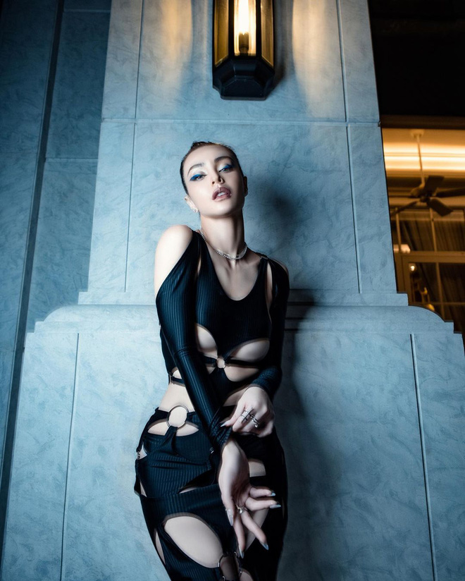 Minh Tú mặc bodysuit hở cả loa đài, choáng nhất là màn khoe bàn toạ như... đâm trực diện vào màn hình-7