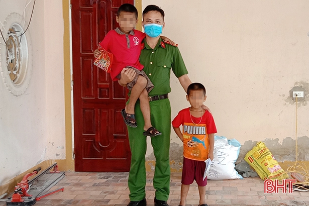 Giải cứu 2 cháu bé bị ông nội mắc bệnh tâm thần nhốt trong nhà rồi dùng dao cố thủ-2