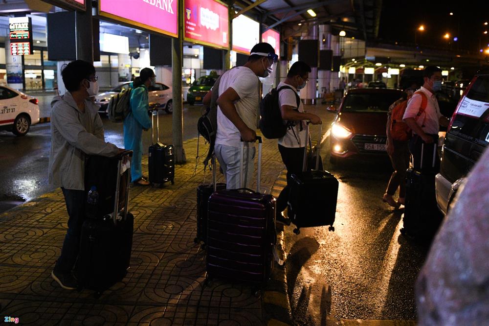 Những hành khách bay khỏi TP.HCM trước thời điểm giãn cách-9