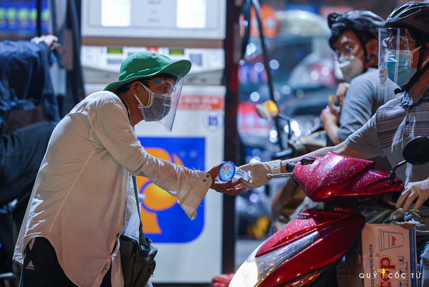 Chùm ảnh cảm xúc nhất lúc này: Thương lắm những người vô gia cư, nhưng Sài Gòn ơi, sẽ giãn cách mà không xa cách!-10