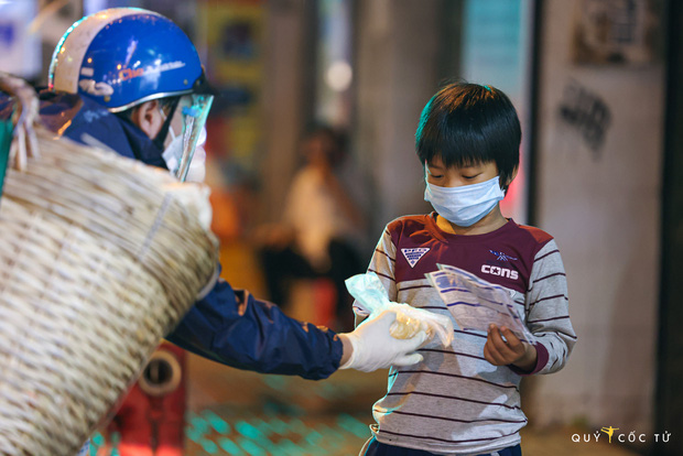 Chùm ảnh cảm xúc nhất lúc này: Thương lắm những người vô gia cư, nhưng Sài Gòn ơi, sẽ giãn cách mà không xa cách!-8