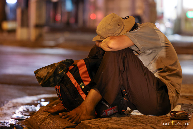 Chùm ảnh cảm xúc nhất lúc này: Thương lắm những người vô gia cư, nhưng Sài Gòn ơi, sẽ giãn cách mà không xa cách!-4