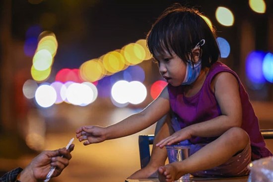 Chùm ảnh cảm xúc nhất lúc này: Thương lắm những người vô gia cư, nhưng Sài Gòn ơi, sẽ giãn cách mà không xa cách!