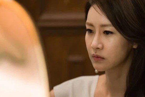 Đang đêm nằm ngủ, mẹ chồng xông thẳng vào phòng ôm chặt con tôi rồi thốt lên một lời đầy rùng rợn