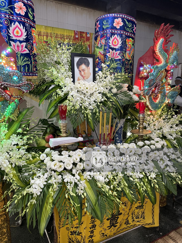 Lễ hoả táng cố diễn viên Đức Long: Kiều Minh Tuấn xót xa nói lời vĩnh biệt, Cao Thái Hà lặng người bên di ảnh bạn thân-3