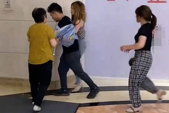 Chồng đưa tình nhân đi mua sắm, tình cờ gặp vợ và mẹ vợ, kết cục bị đánh một trận tơi bời