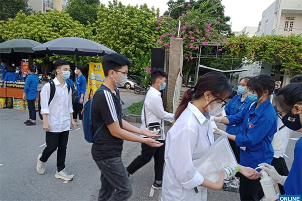 TPHCM: Thí sinh mang điện thoại vào phòng thi, chuông báo thức reo-2