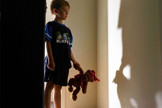 So với việc đánh đập, mắng mỏ những hành động này của cha mẹ làm trẻ sợ hãi hơn gấp nhiều lần