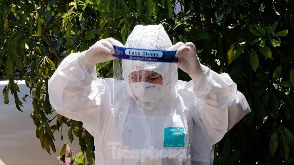 Cận cảnh phong toả toà chung cư ở Hà Nội nơi có 2 ca dương tính SARS-CoV-2-3