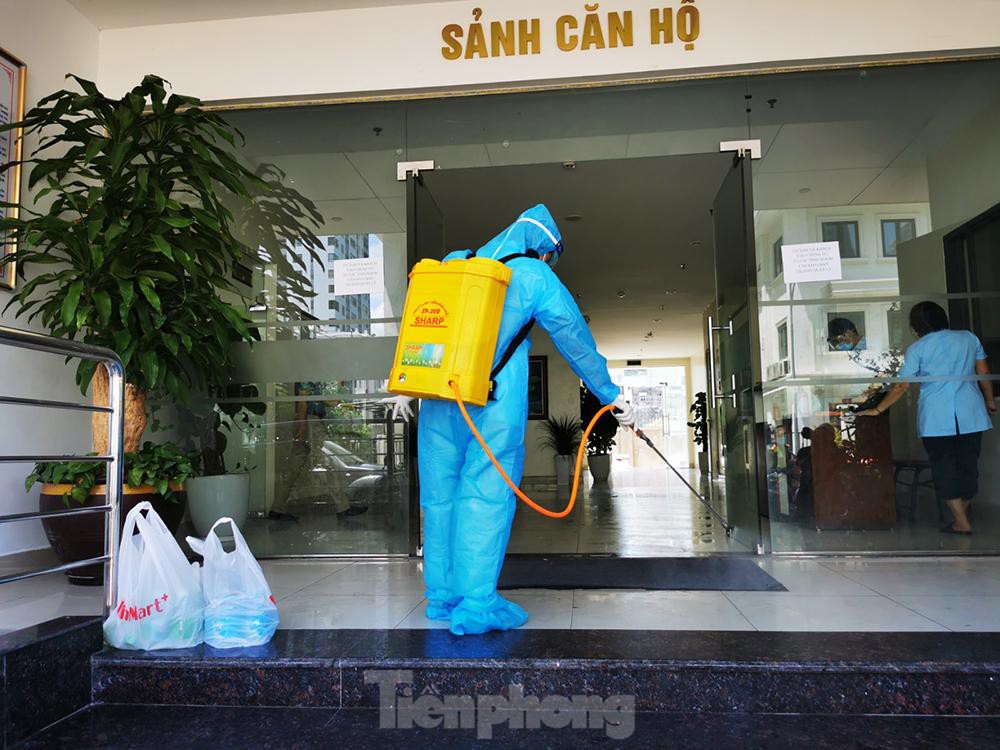 Cận cảnh phong toả toà chung cư ở Hà Nội nơi có 2 ca dương tính SARS-CoV-2-4