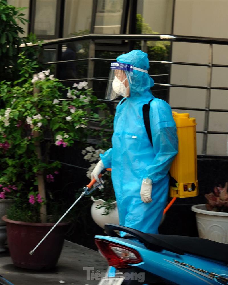 Cận cảnh phong toả toà chung cư ở Hà Nội nơi có 2 ca dương tính SARS-CoV-2-10