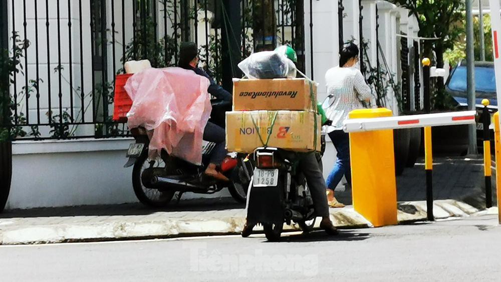 Cận cảnh phong toả toà chung cư ở Hà Nội nơi có 2 ca dương tính SARS-CoV-2-11