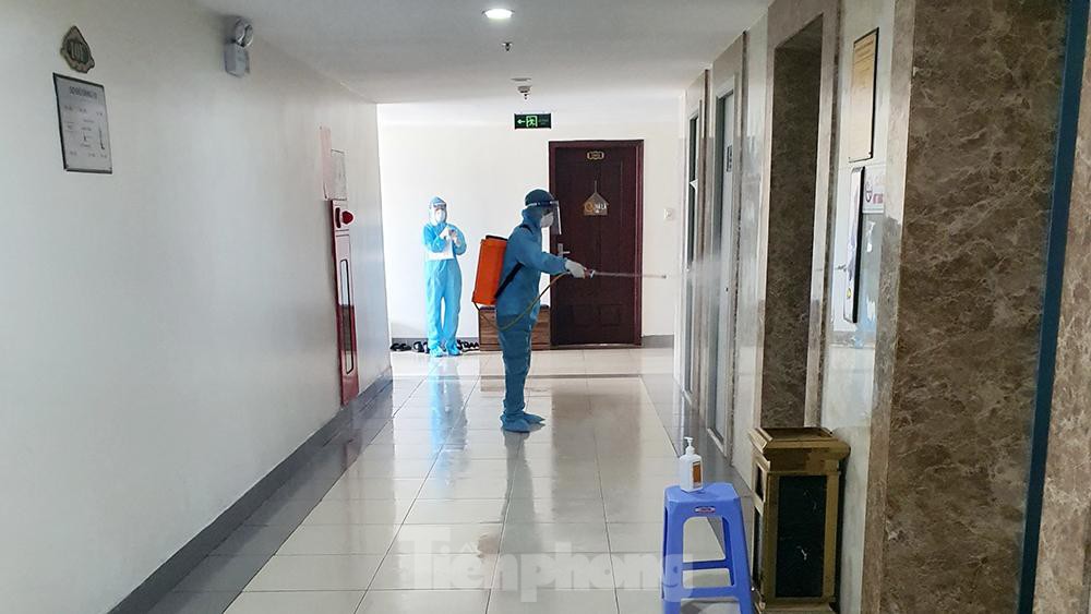 Cận cảnh phong toả toà chung cư ở Hà Nội nơi có 2 ca dương tính SARS-CoV-2-5