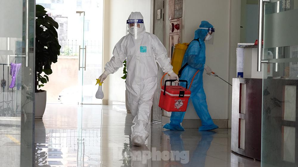 Cận cảnh phong toả toà chung cư ở Hà Nội nơi có 2 ca dương tính SARS-CoV-2-7