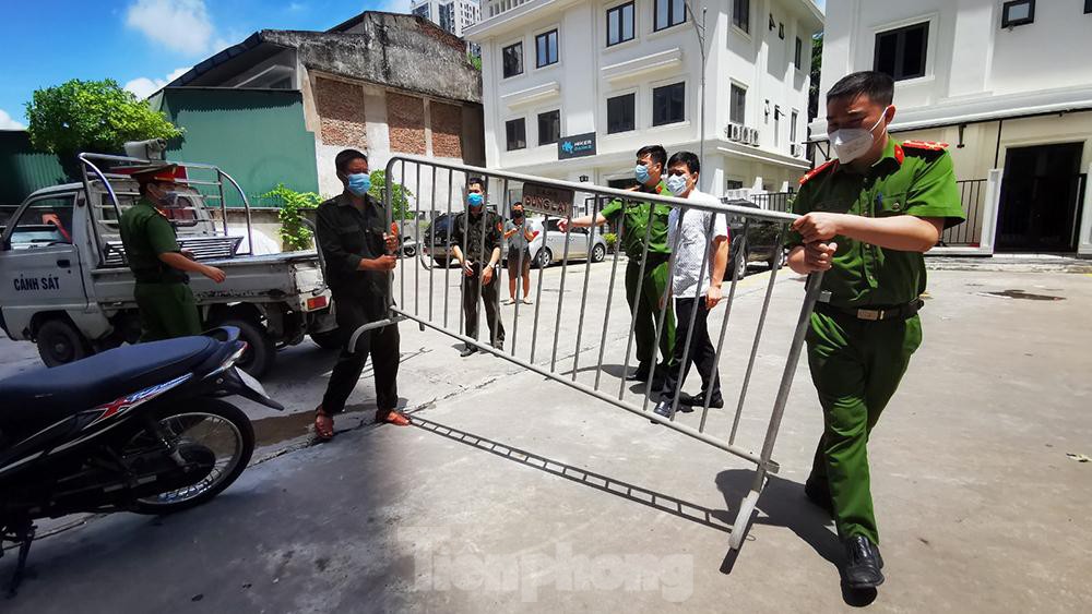 Cận cảnh phong toả toà chung cư ở Hà Nội nơi có 2 ca dương tính SARS-CoV-2-8