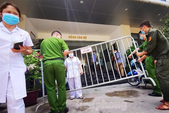 Cận cảnh phong toả toà chung cư ở Hà Nội nơi có 2 ca dương tính SARS-CoV-2