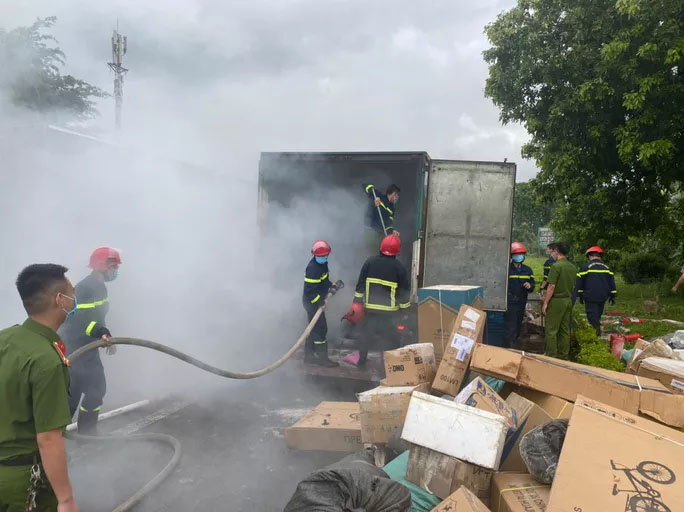 Xe chở bưu phẩm bốc cháy ngùn ngụt khi đang chạy trên đường-1