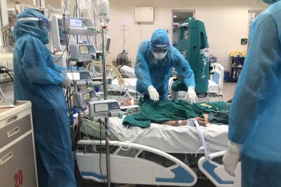 Thêm 5 bệnh nhân Covid-19 tử vong, có người ngưng tim ngưng thở trong lúc chờ đi cách ly