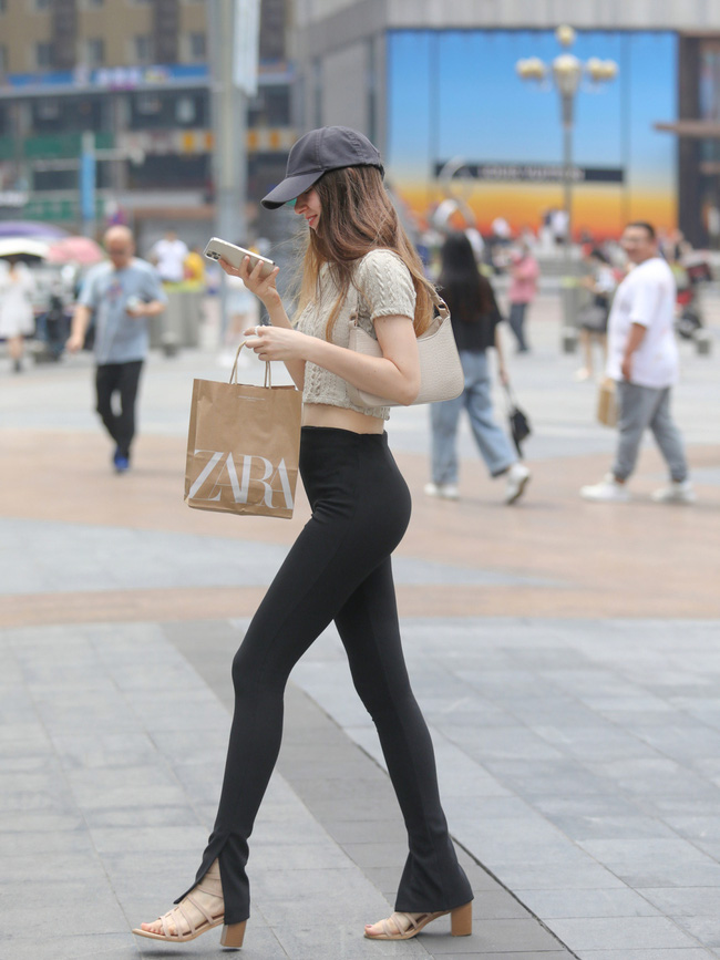 Street style Châu Á: Loạt quý cô khoe dáng với quần cạp cao nhưng vẫn có pha mặc lỗi-4