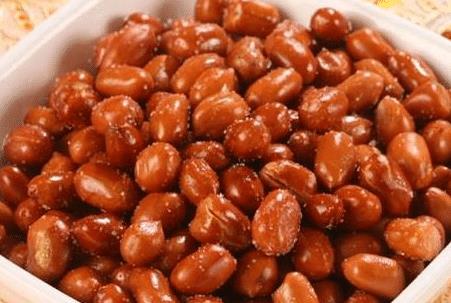 Thật sai lầm nếu rắc muối trực tiếp sau khi rang lạc! Chuyên gia chỉ dùng mẹo này thôi, để bao lâu lạc vẫn giòn-2