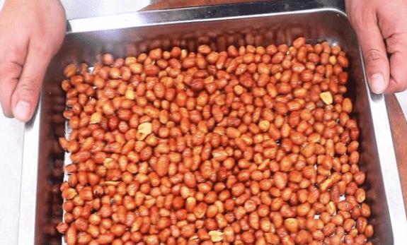 Thật sai lầm nếu rắc muối trực tiếp sau khi rang lạc! Chuyên gia chỉ dùng mẹo này thôi, để bao lâu lạc vẫn giòn-5